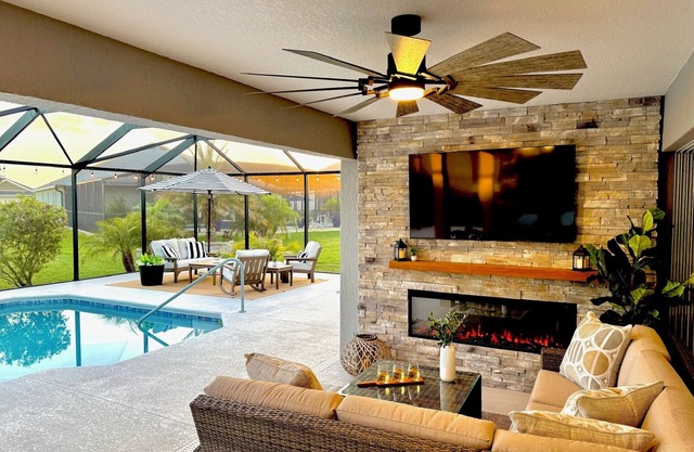 Poolside Palms–Modern Luxury Retreat with Private Resort-Style Pool and Electric 4-seater Golf Cart