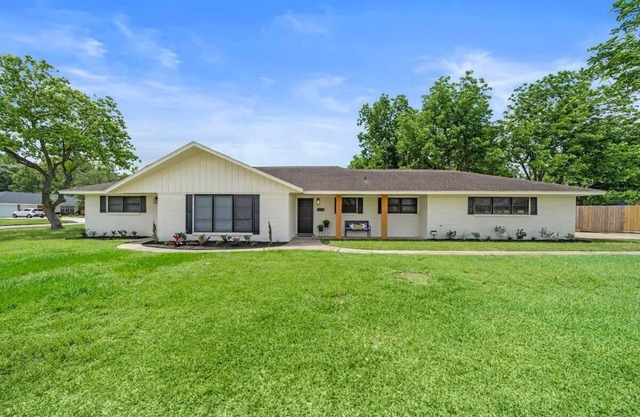 Poolside Paradise: Arcade & Firepit Fun