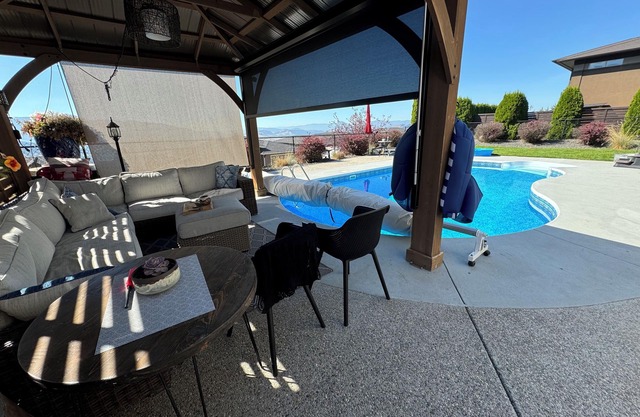 Poolside Paradise Retreat: Private Suite with Pool , Hot Tub & Scenic Views"