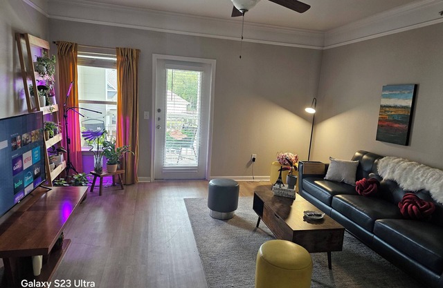 Poolside - Roomy - 2-Bedroom Apartment Close to Hobby Airport