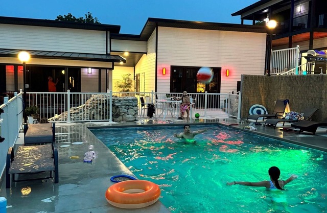 Poolside Villa w/Game Room & Hot Tub! 3 Min to SDC - 15 Min to Branson Strip