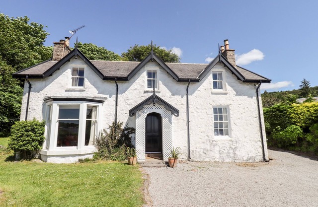PORT DONNEL COTTAGE, pet friendly, with open fire in Dalbeattie