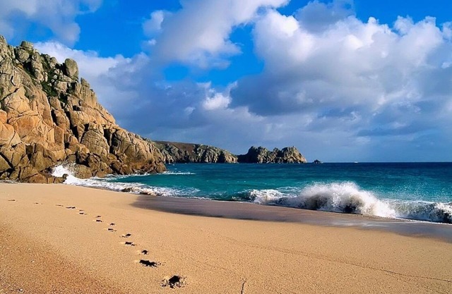 PORTHCURNO BAY VIEW, family friendly, with open fire in Porthcurno