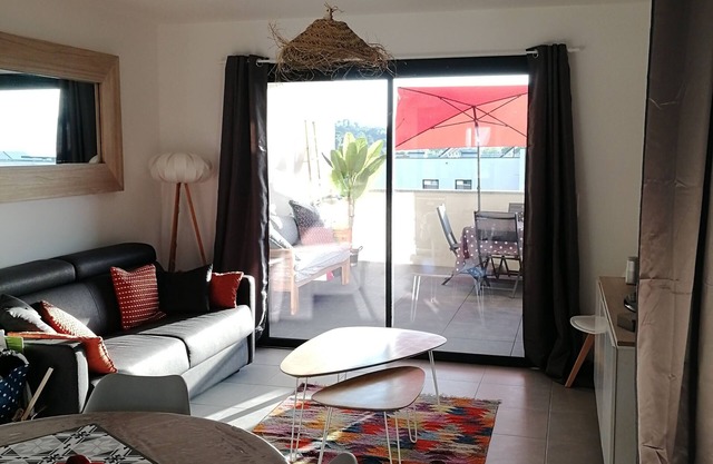 Porticcio, 300 m from the sea, new T2 apartment in luxury residence