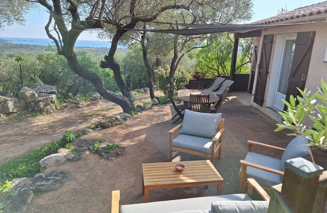 Porto -Vecchio, air-conditioned mini villa, sea view in quiet, leafy residence