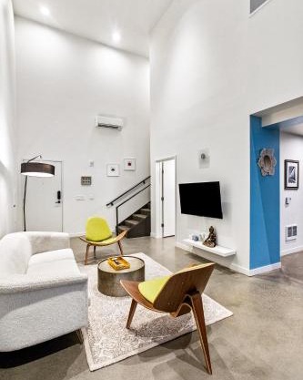 Posh Lofty Pad in Central Redmond - 92 Walkscore!