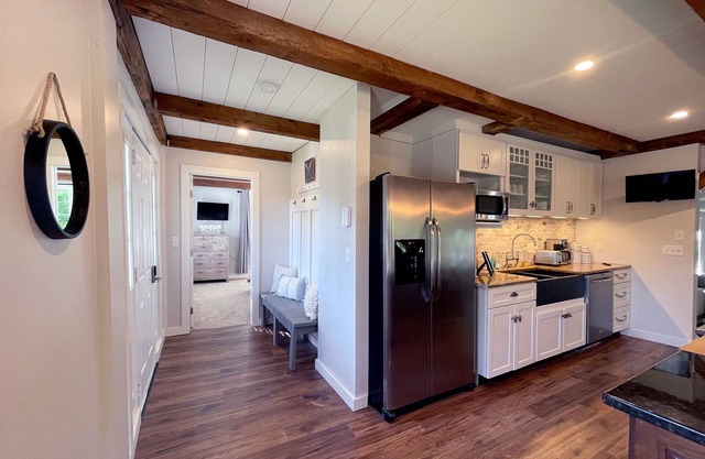 Post & Beam Farmhouse near Lake Winni & Castle in the Clouds. Fire Pit & Bocce