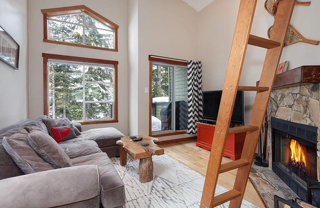 Powderview Nest. Cozy 1 bdrm retreat with cabin feel. Steps to Lifts. Wood fire.