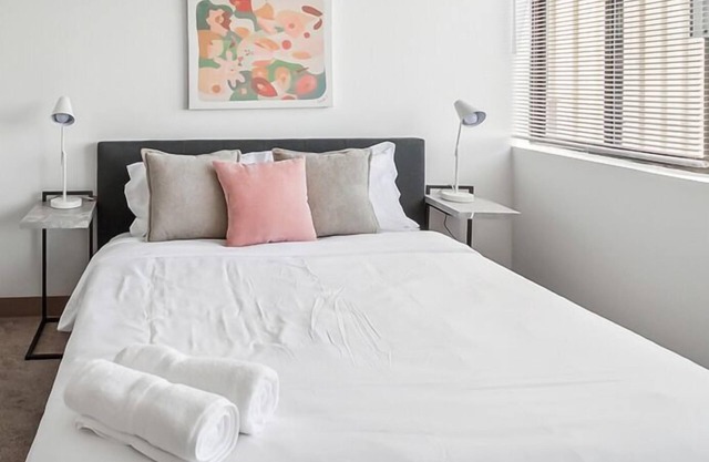 PP 1301 Modern Corporate 2br, pool, Gym