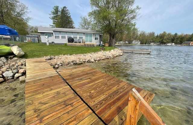 Pratt Lake Peninsula: Enjoy Beautiful Fall Colors and Cozy Lakeside Moments !