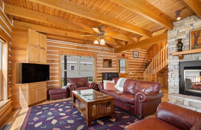 Premier! Beautiful Luxury Log Home Rental.