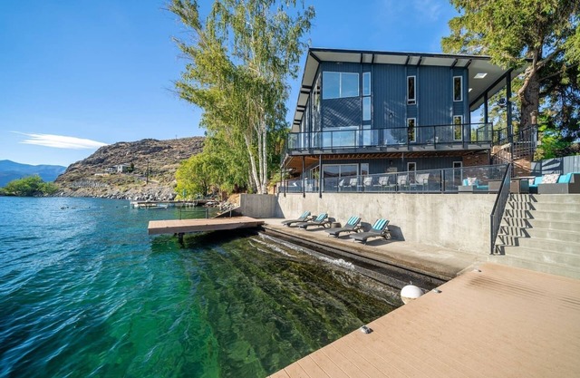 Premier home, Waterfront, Views, Hot Tub, Dogs OK