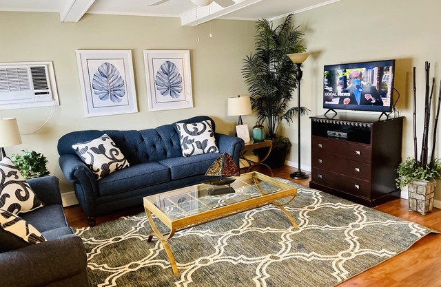 PREMIER HOST-2BR SEASIDE PARK SUITE#4, One Short Block to Beach, Kit, Liv Room n