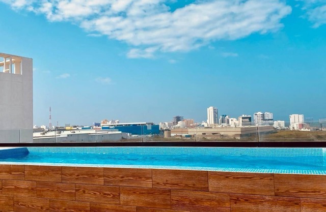 Premium Apt/infinity pool/5 blocks to the beach