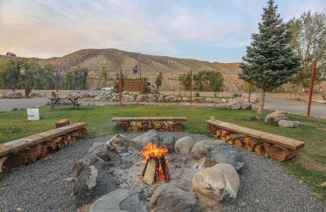 Premium Double Queen w/Riverfront Access, Hot tub & Picturesque Mountain Views