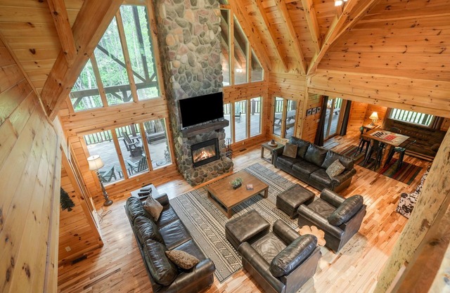 Premium Hocking Hills Group Lodge 8BR 5.5Ba Hot Tub, Pond, Starlink, Game Room