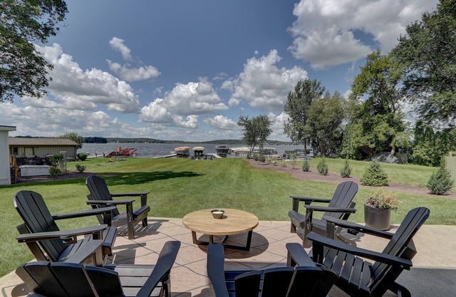 Premium Pewaukee Lakefront Home
