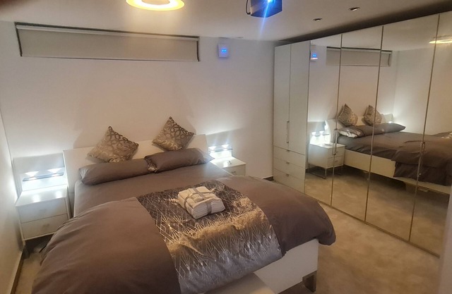 Premium Self Contained One Bedroom detached House with Private Entrance.ttttttt