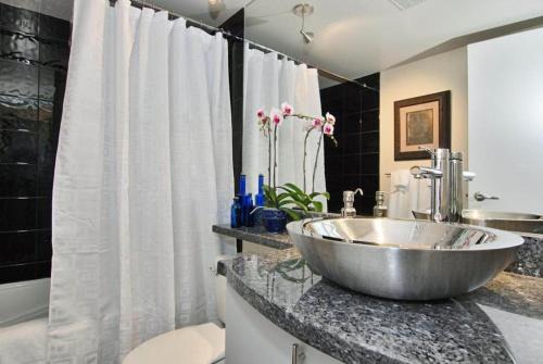 Prestige Vancouver Stay Modern 2BR in Coal Harbour