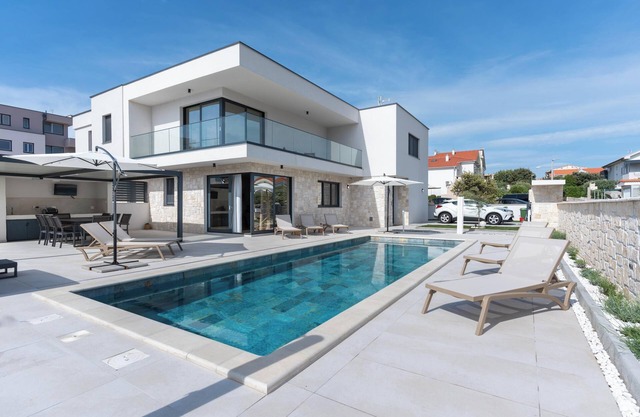Prestige Villa COMPADRE Luxury Retreat in Mandre