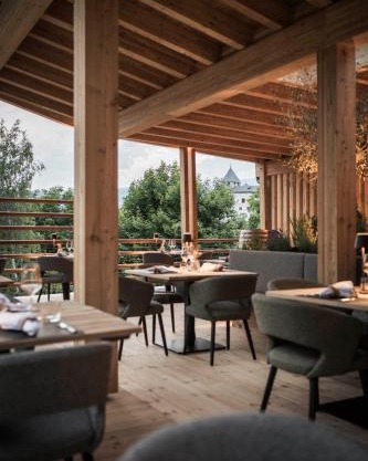 Presulis Hideaway Apartments & Restaurant