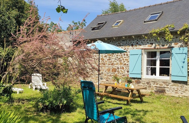 Pretty Breton house close to the beach, 300 m from the GR34.