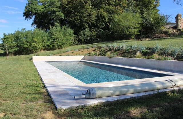 Pretty Farmhouse with Stunning Views of Pyrenees and 12m Swimming Pool