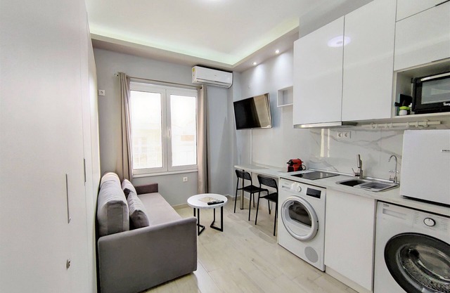 Pretty Petitie Fully Equipped City Center Studio
