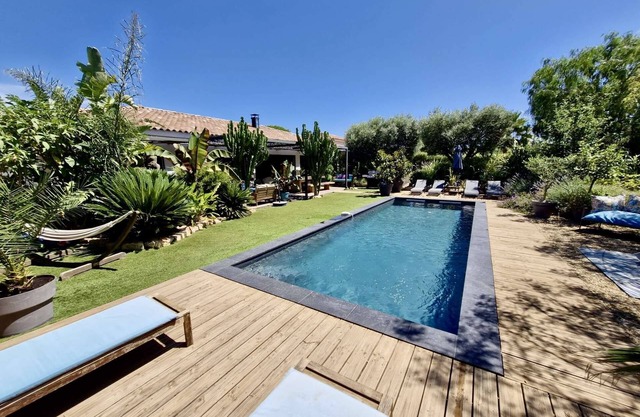 Pretty single storey villa with large landscaped garden and swimming pool for 8