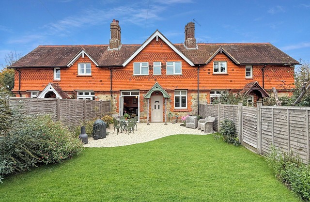 Pretty South facing cottage