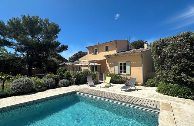 Pretty vacation home with swimming pool in Provence, sleeps 8, near Lourmarin
