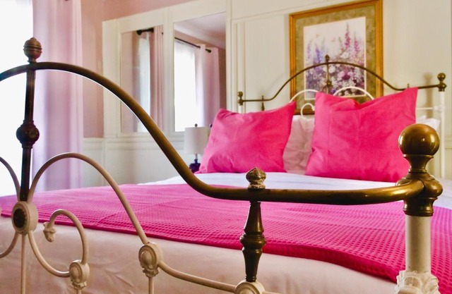 Prickly Pear Room - Ranch House Motel