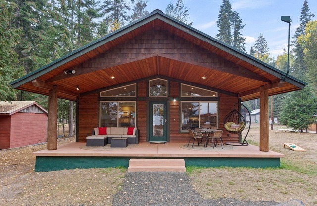 Priest Lake Family Cabin w/Private Beach Access