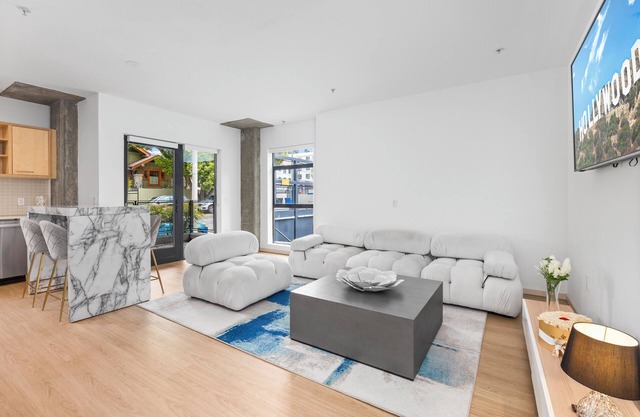 Prime Hollywood Location - Pool Access + Gym