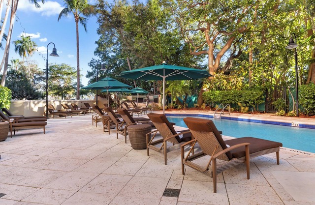 Prime Location! 2 Units with Full Kitchen! Onsite Pool, Jacuzzi, Valet Parking!