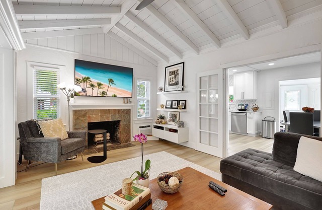 PRIME LOCATION! Beautiful centrally located home in Delray Beach