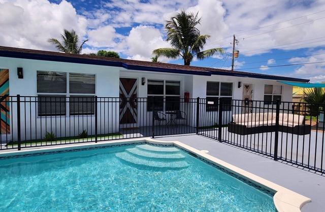 Prime Location, Beachy House with Private Patios & Pool. Close to the beaches!
