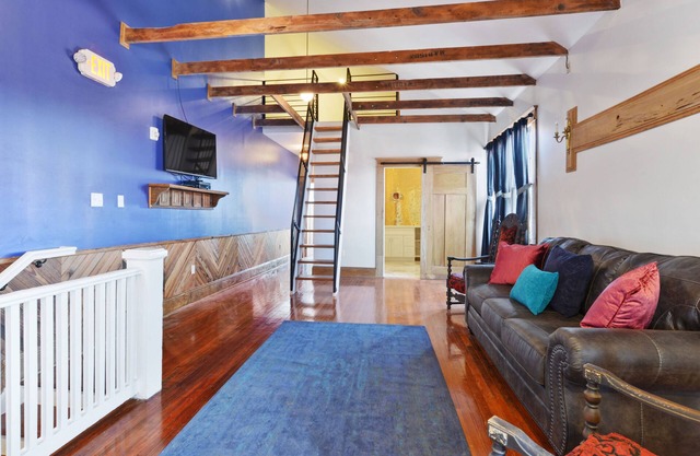 Prime Location! Entrance of Frenchmen!