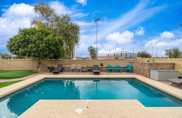 Prime Location HotTub/Pool/Outdoor Kitchen Spring training Clean and Safe.