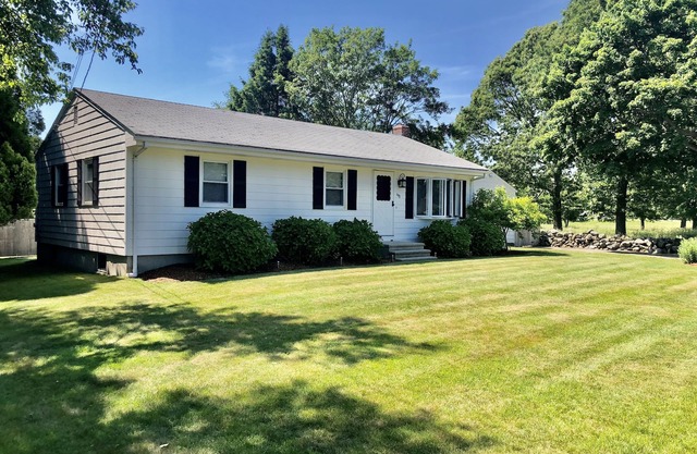 Prime location minutes to Narragansett Beach and Pier.
