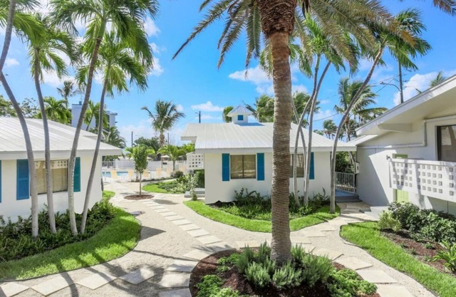 Prime Location! Onsite Pool, Free Breakfast, Free Parking