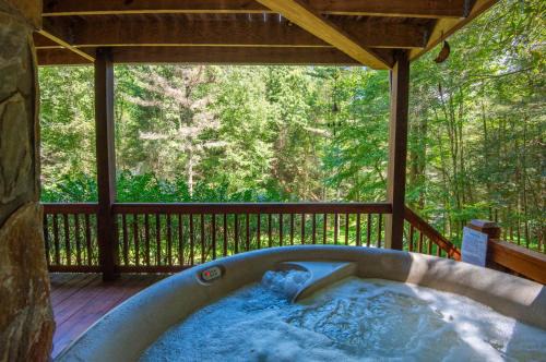 Prime Secluded Location- 5 Mins to State Park, Hot Tub, Dogs Welcome