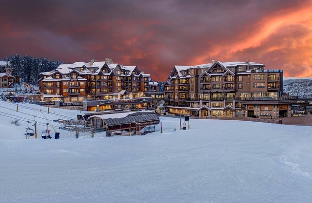 Primer ski in/out Grand Lodge on Peak 7