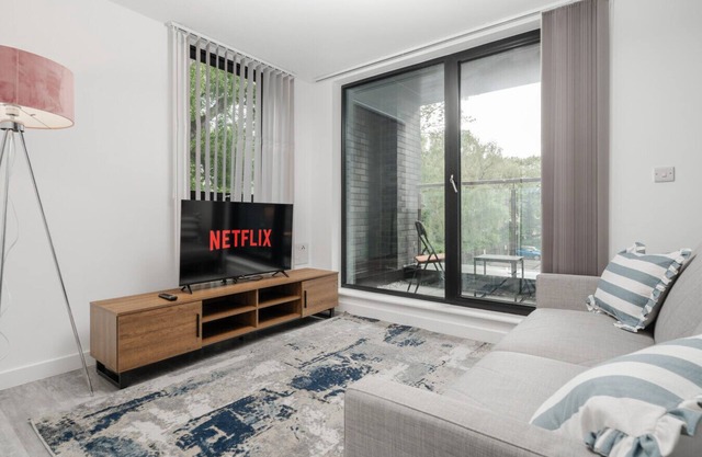 Pristine Old Trafford & City 2BD 2BT Apt - Balcony