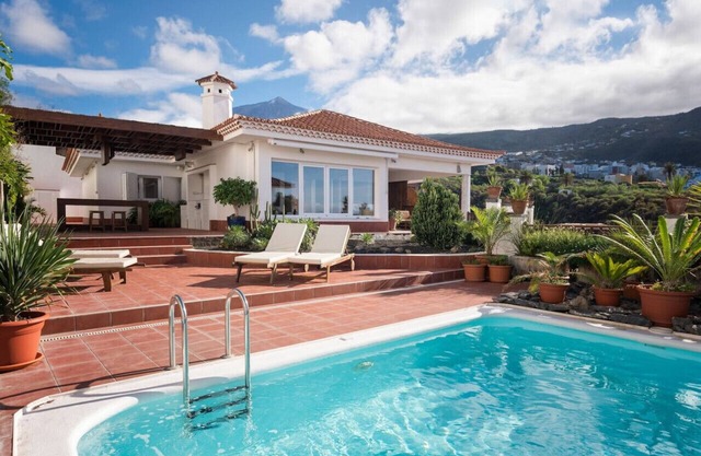 Privacy: pool, terrace & garden, bbq, views [G]