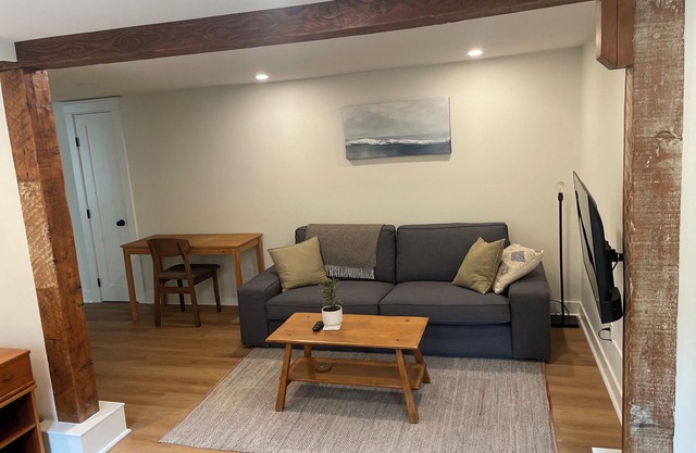 Private 1 Bedroom Suite in Fernwood Close to RJH