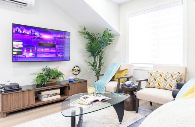 Private 2-bed, 2-bath guest apt above garage. 20m to Pearson, 25m to Toronto, 1.5h to Niagara.