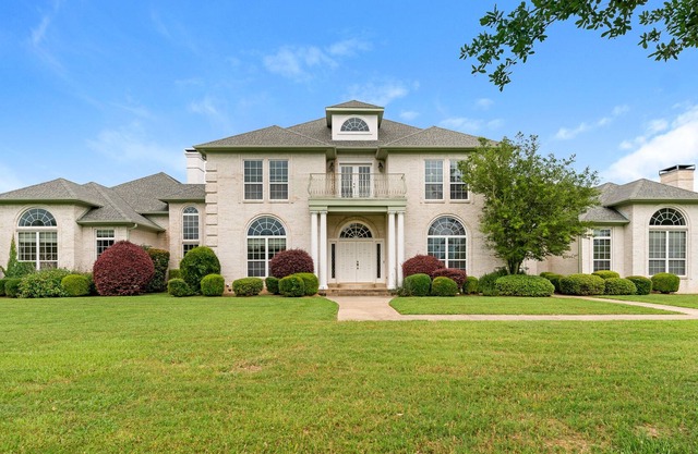 Private 20+ Acre Estate. Enjoy Space & Freedom.