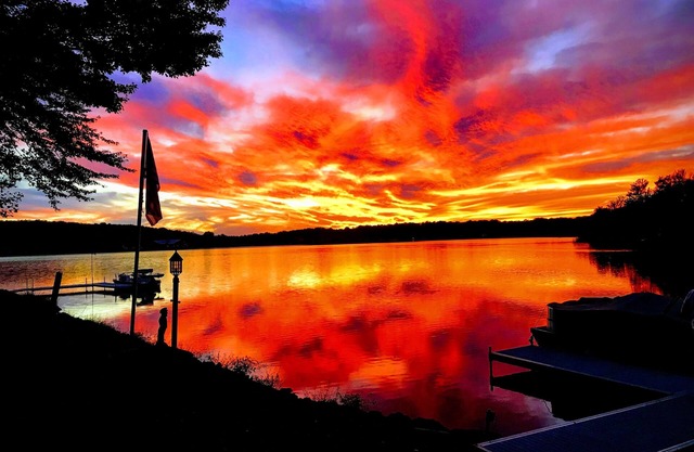 Private 200 feet of lakefront, giant backyard, firepit, canoe, kayaks & more!