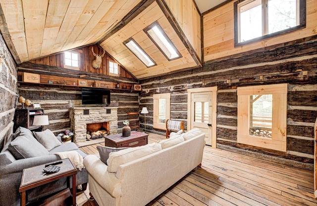 Private 3.5 acre Waterfront Cabin with Hot Tub, WiFi, Minutes from Nashville